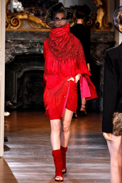 Look 10